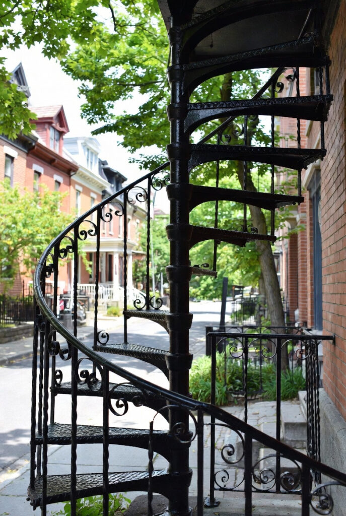 Escalier en colimaçon peint à Montréal