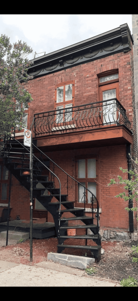 Escalier et rampes peints en façade de bâtiment à Montréal