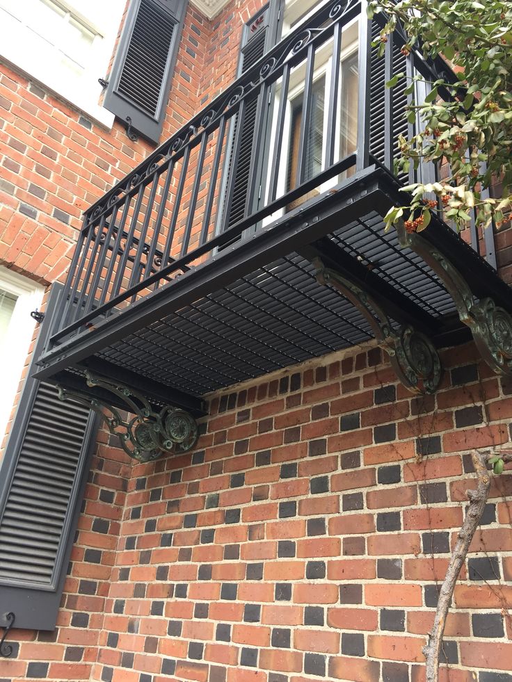 Balcon en fer forgé peint à Montréal